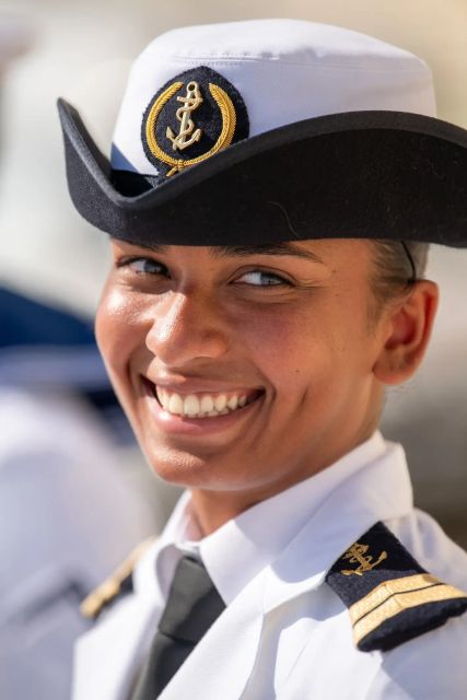Portrait d'une second-maître en uniforme de parade blanc, souriant à l'objectif.