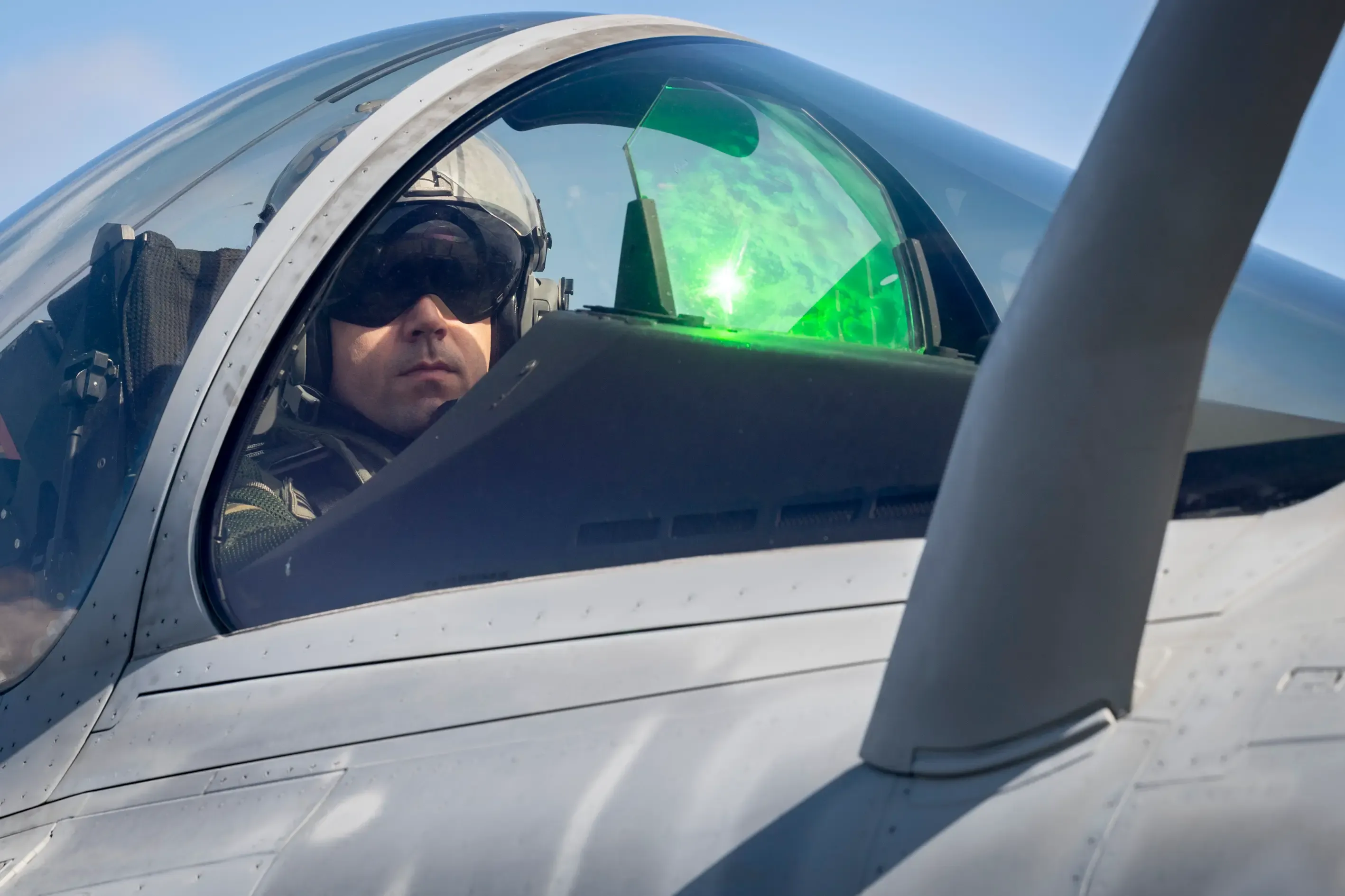 Pilote de chasse de rafale de la marine dans son cockpit