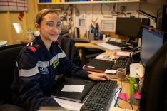 Un matelot assistant administratif à son poste de travail.