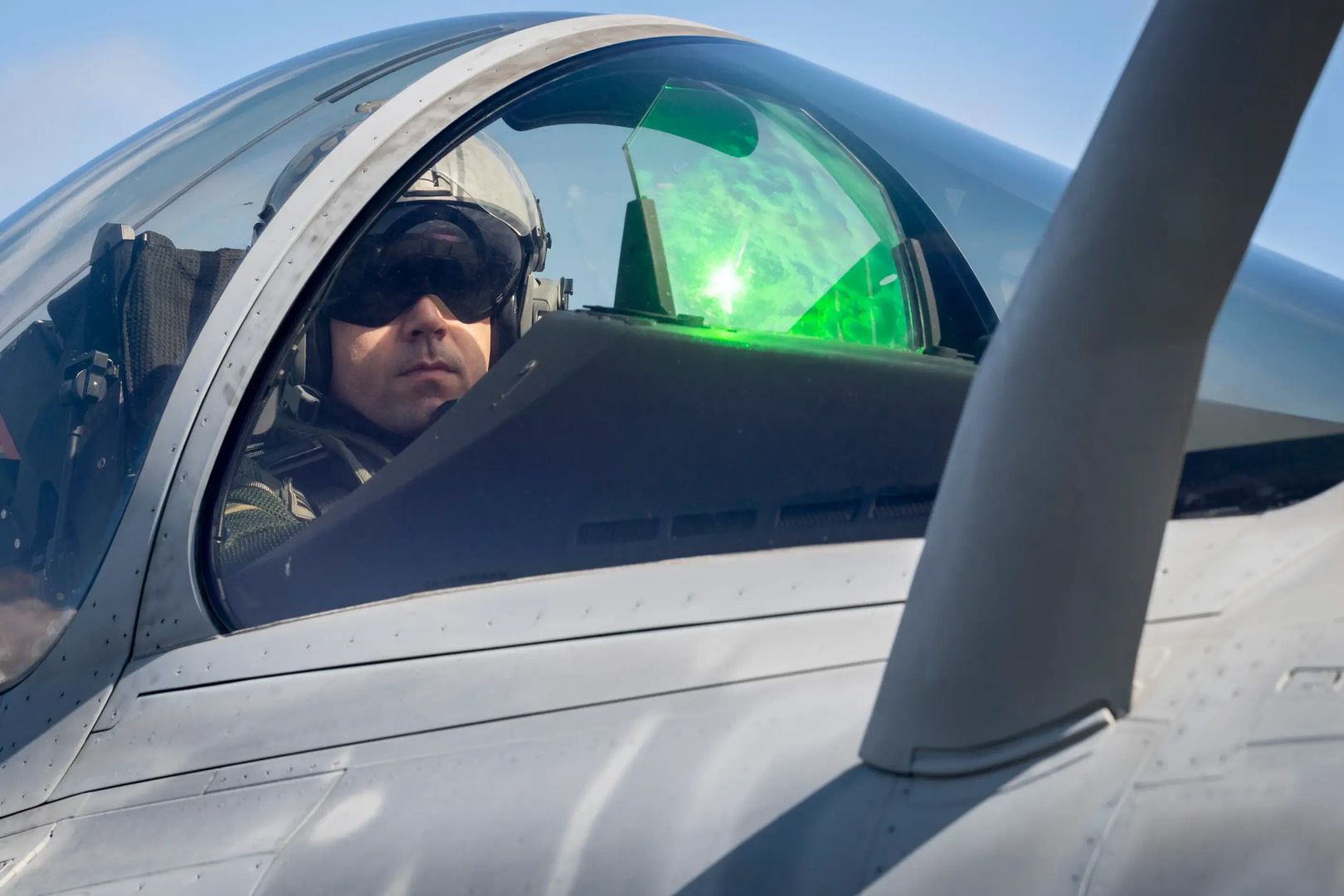 Pilote de chasse de rafale de la marine dans son cockpit