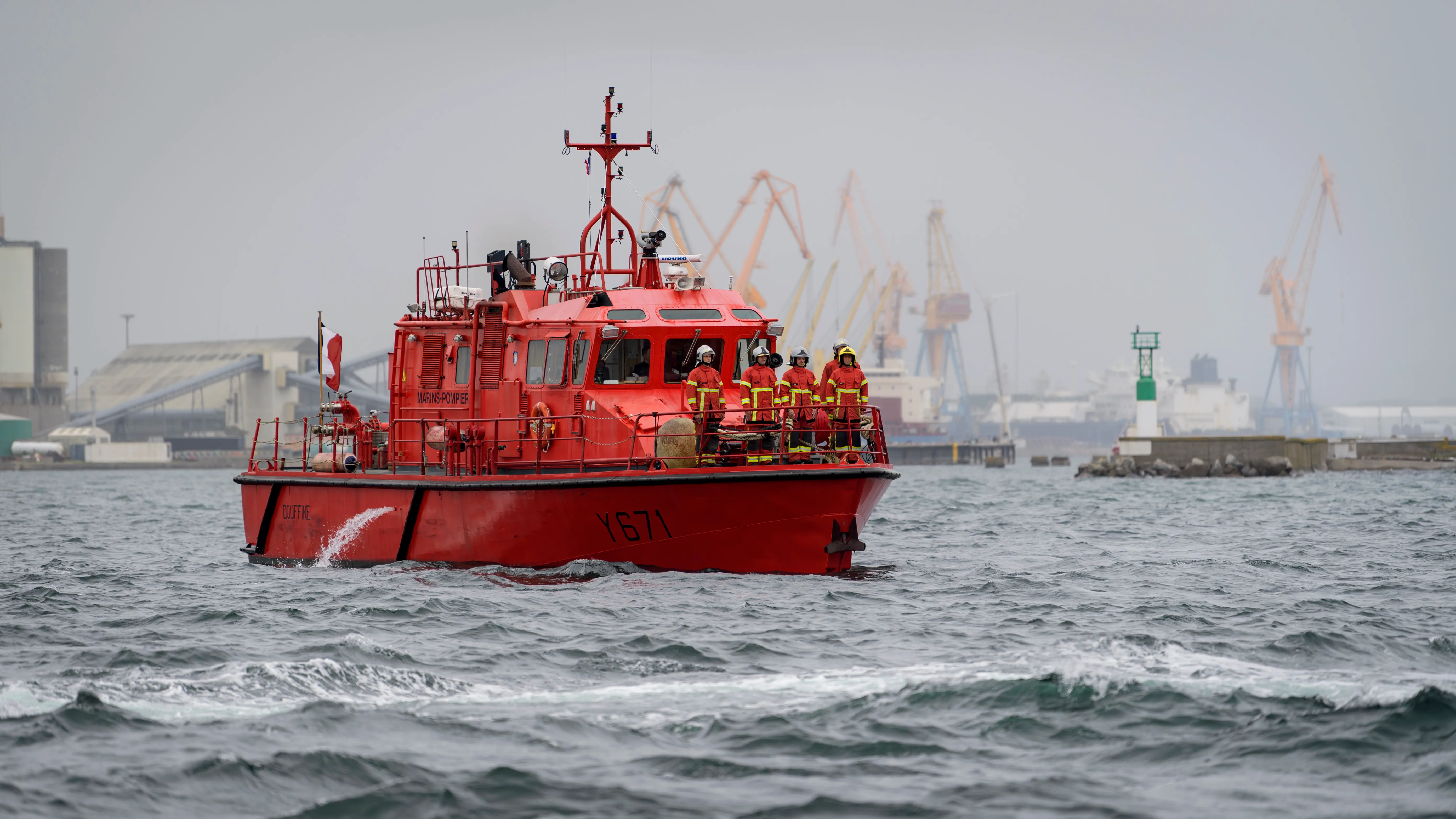Bateau rouge des marins pompiers avec six personnes à son bord