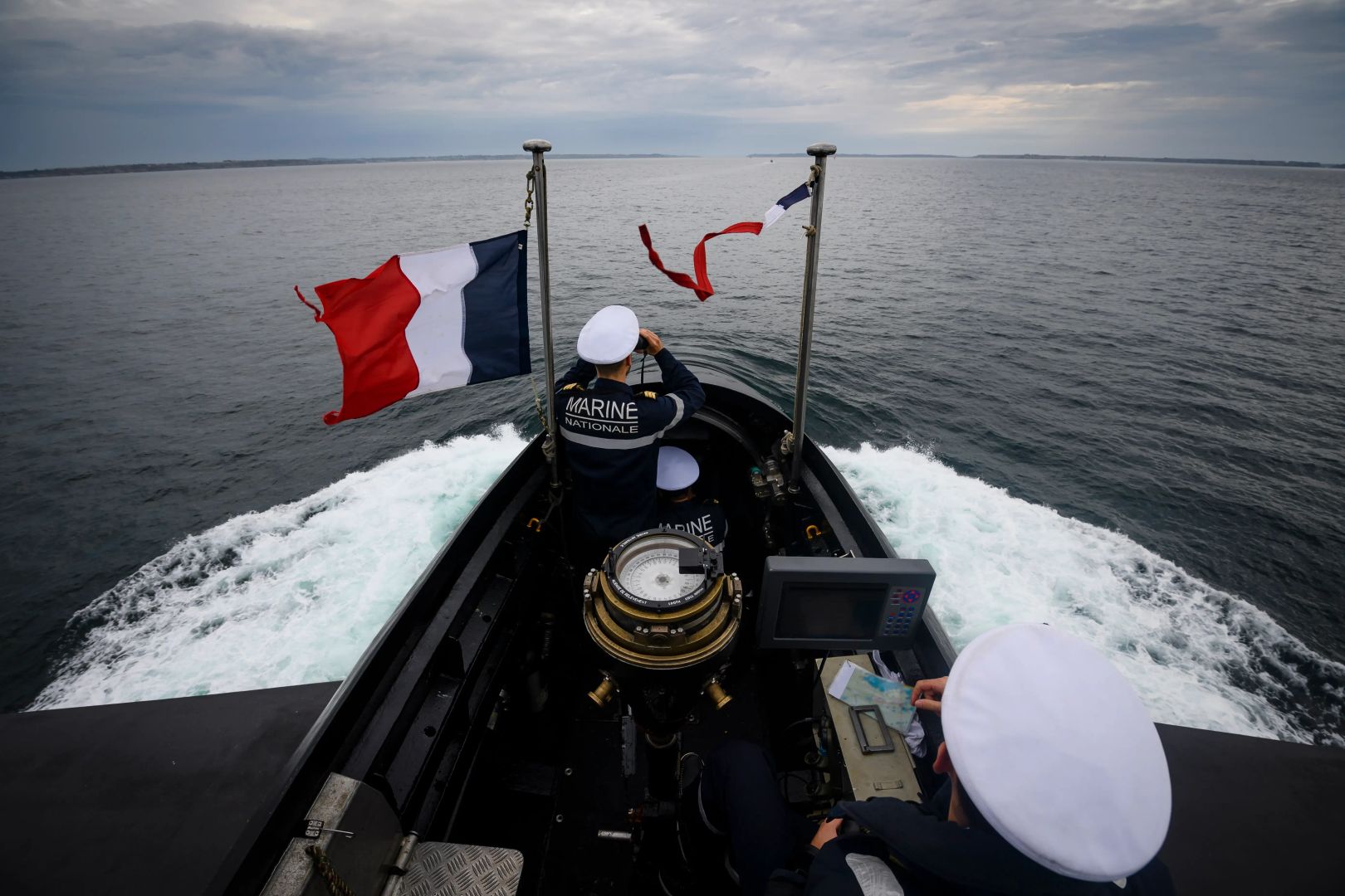 haut d'un sous-marin snle à la surface avec des membres d'équipage en train d'observer la mer avec des jumelles