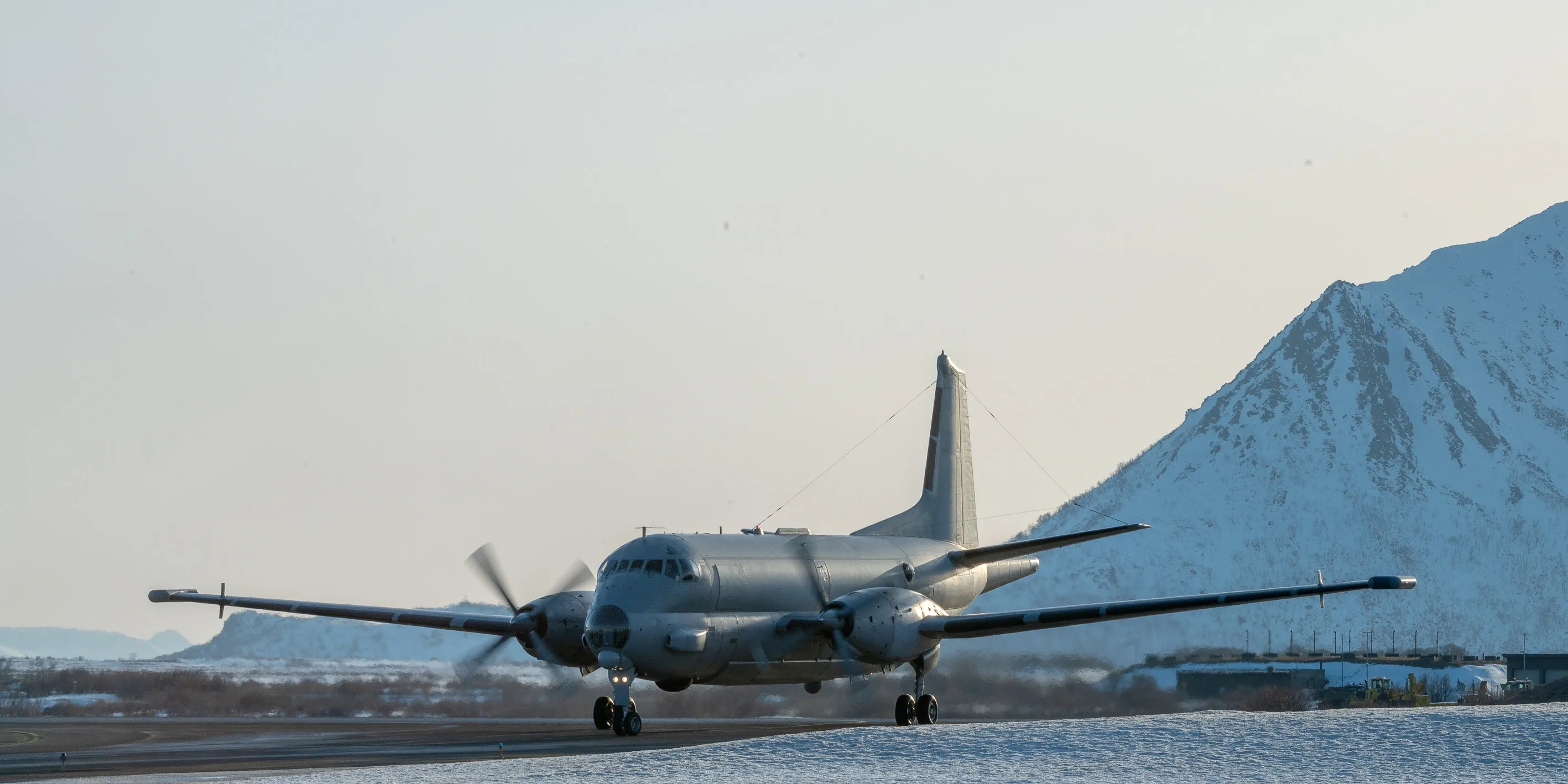 Avion de la Marine Nationale avec des montagnes enneigées dans le fond