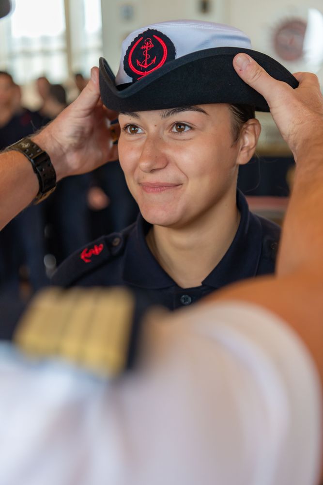 Jeune mousse se fait remettre son beret